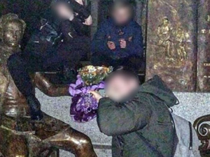 Поліція Покровська встановила підлітків, які влаштували непристойну фотосесію на пам’ятнику Кобзарю