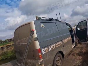 Евакуація під ворожим прицілом: «Білі янголи» вивезли з Гришиного сімох цивільних