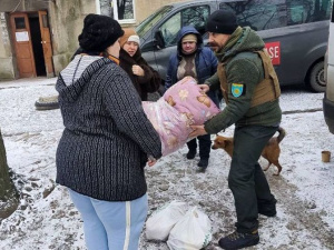 Екіпаж поліції «Білий янгол» допомагає жителям Курахового