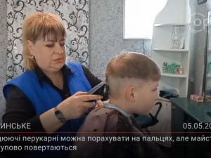 З місця подій. У Родинському працюючі перукарні можна порахувати на пальцях, але майстри повертаються