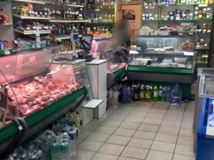 У Родинському чоловік прийшов за продуктами з ножем замість грошей