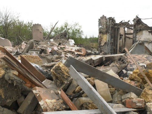 Загинула жінка, десятки будинків пошкоджені: вночі окупанти вдарили по Селидовому 4 рази (сюжет)