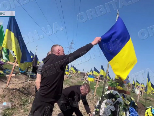 Прапор пам’яті: покровські комунальники встановили флагшток на могилі полеглого захисника