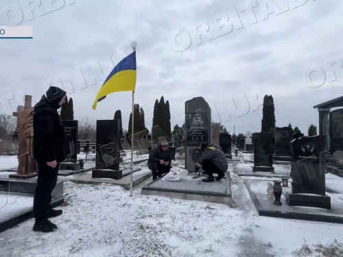 Покровські комунальники доглядають могили Героїв-земляків