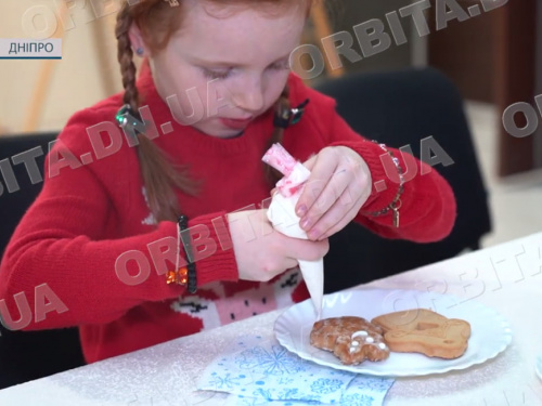 Різдвяна кулінарія: вихованці покровської студії рукоділля опановували розпис смаколиків