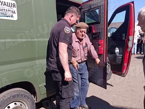 Їдуть туди, звідки небезпечно повертатися: волонтери евакуюють Донеччину