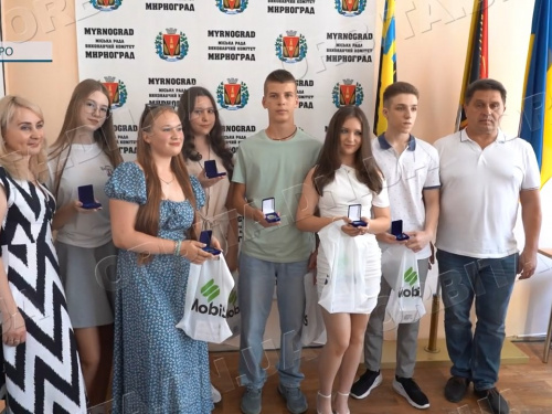 З відзнакою попри війну: у Мирноградській громаді привітали випускників