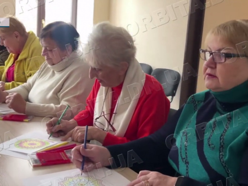 Малювати, дихати, відчувати: арттерапія для учасниць клубу «Золоті роки»