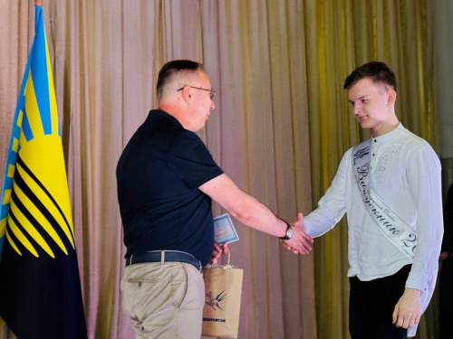 Ви - наше майбутнє! Випускникам шкіл Покровської громади вручили свідоцтва з відзнакою