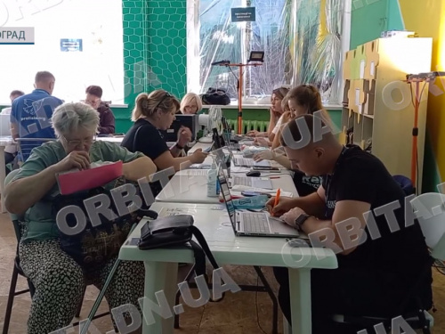 Тікають від обстрілів: транзитний пункт у Павлограді приймає сотні людей на тиждень