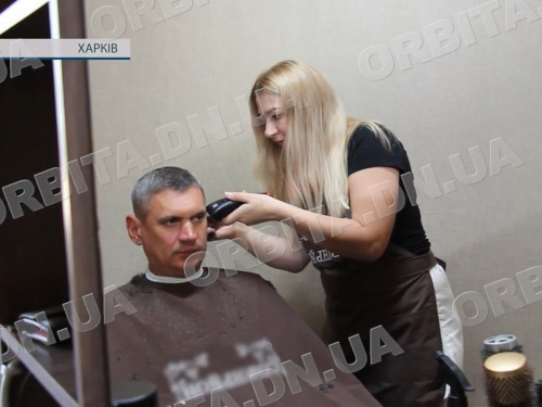 Салон зруйновано, мрії – ні: добропільчанка Ольга Галаніна продовжує перукарську справу у Харкові