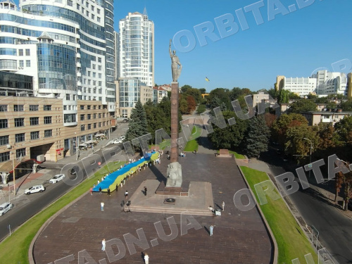 Символ боротьби за свободу: з Покровська вивезли 50-метровий прапор України