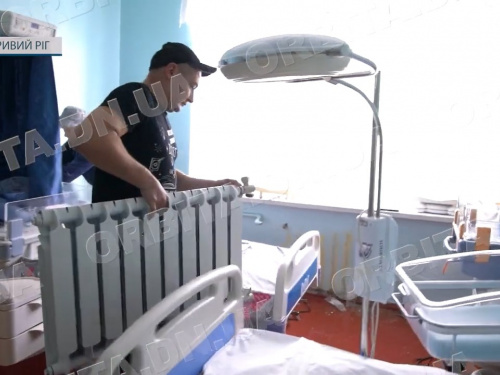 Покровські комунальники лагодять опалення в релокованій з міста лікарні