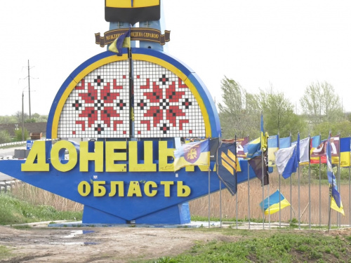 Волонтери пофарбували стелу на в’їзді до Донецької області: добра справа чи стирання пам’яті?