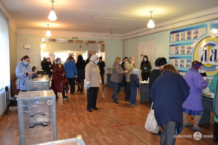 Один из избирательных участков в Покровске открылся с 45-минутным опозданием