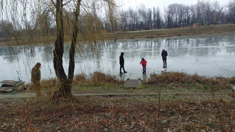 У Покровську люди продовжують прогулянки по тонкому льоду