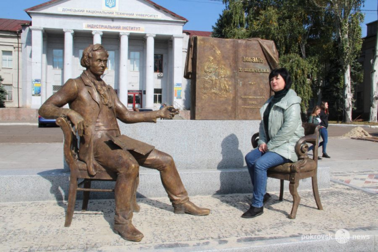 Бронзовый Шевченко занял свое место в скульптурной композиции на площади Шибанкова в Покровске