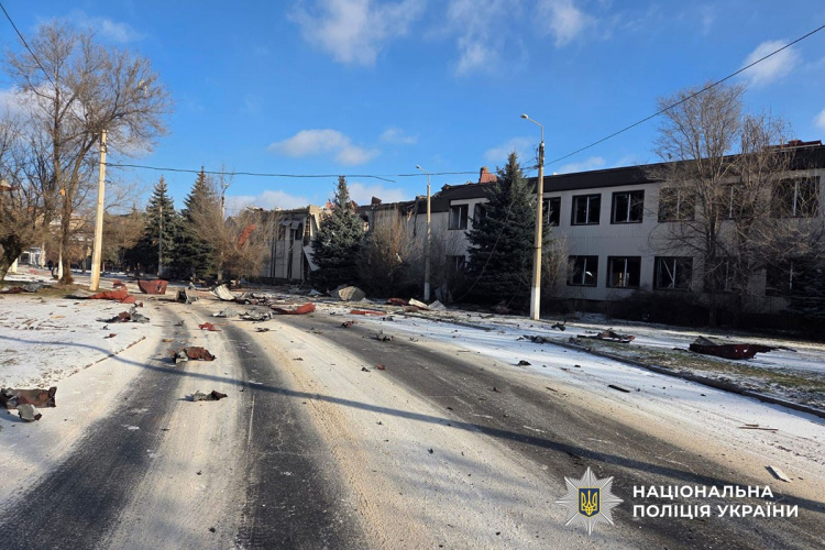 Дві людини загинули, ще чотири поранені через обстріли Донеччині 1 лютого