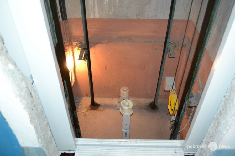 В Покровске программа замены и ремонта лифтов на текущий год движется к завершению – установлен 11-й лифт