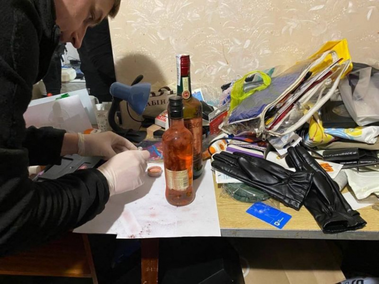 На Київщині жінка труїла своїх колишніх алкогольними подарунками