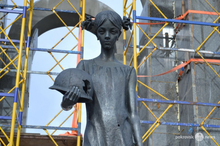 В Покровске продолжается реконструкция мемориала «Девочка»