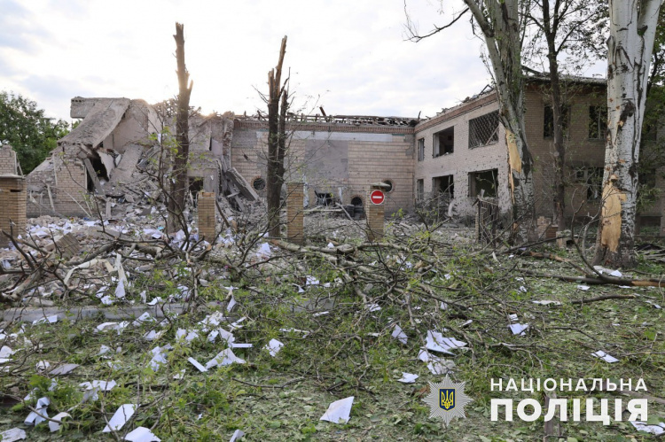 По двоє загиблих та поранених: у поліції повідомили про обстріли Донеччини