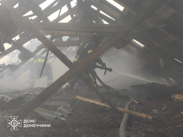 У Родинському та Добропільській ТГ рятувальники ліквідували пожежі, які виникли внаслідок обстрілів