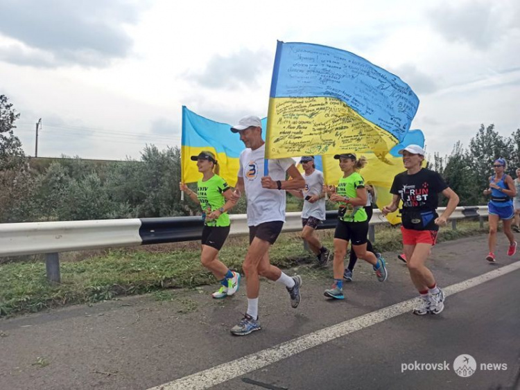 Покровские спортсмены встречают участников Сверхмарафона на границе Донецкой области