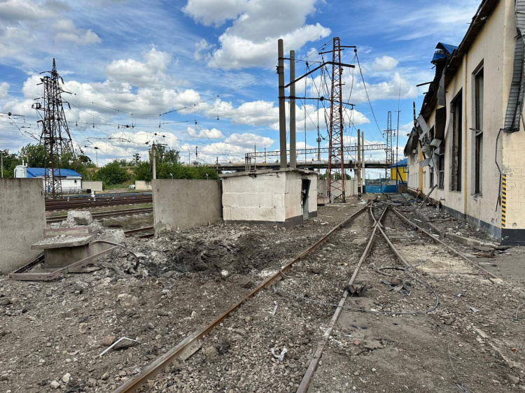 В «Укрзалізниці» показали наслідки вчорашнього обстрілу залізничної інфраструктури в Покровську