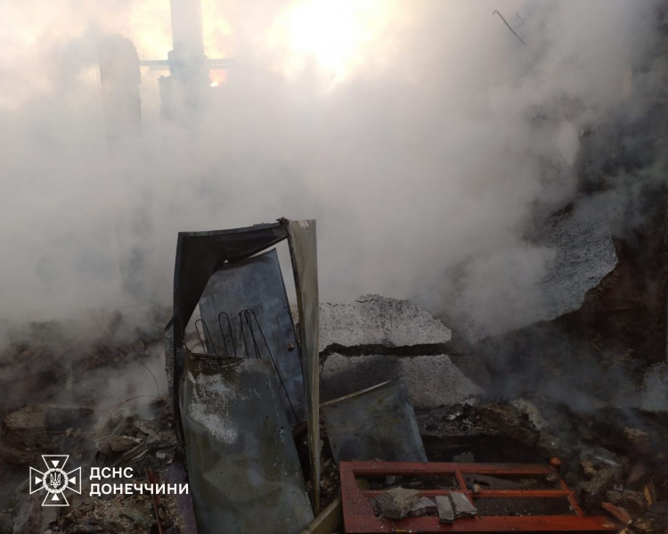 У Родинському внаслідок обстрілу загорівся приватний будинок