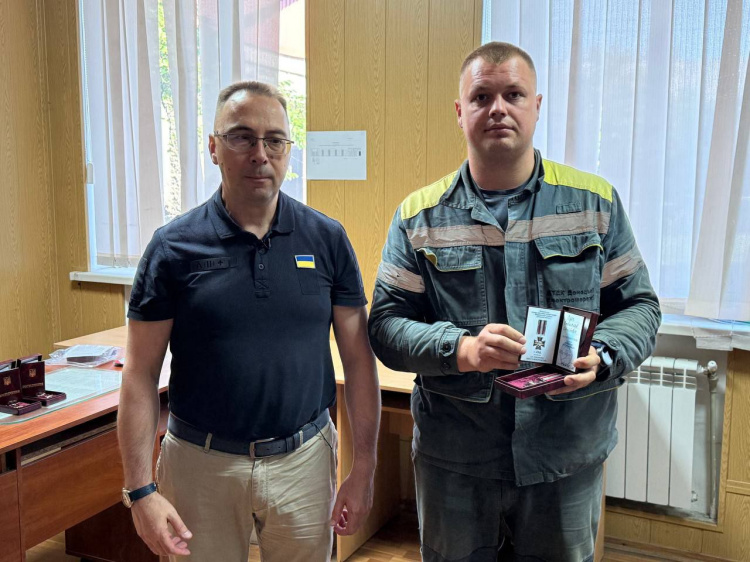Визнання тих, хто тримає громаду: 43 рятувальники та енергетики нагороджені медалями «За оборону Покровська»