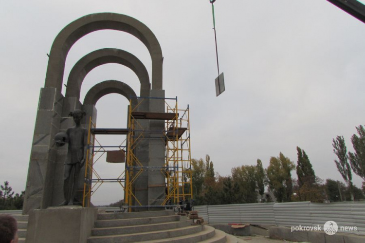 Реконструкция памятника «Девочка» в Покровске: на каком этапе работы и что планируется сделать в этом году