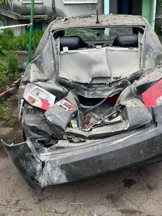 У Білозерському ворожий БпЛА влучив у житлову 5-поверхівку, є поранені