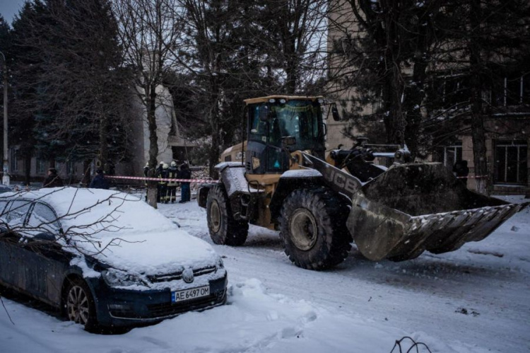 У Покровську рятувальники демонтують зруйновані обстрілом конструкції