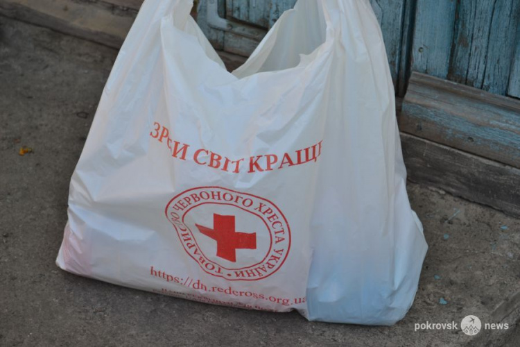 Организация «Красный крест» доставляет продукты пенсионерам Покровска ко Дню пожилого человека