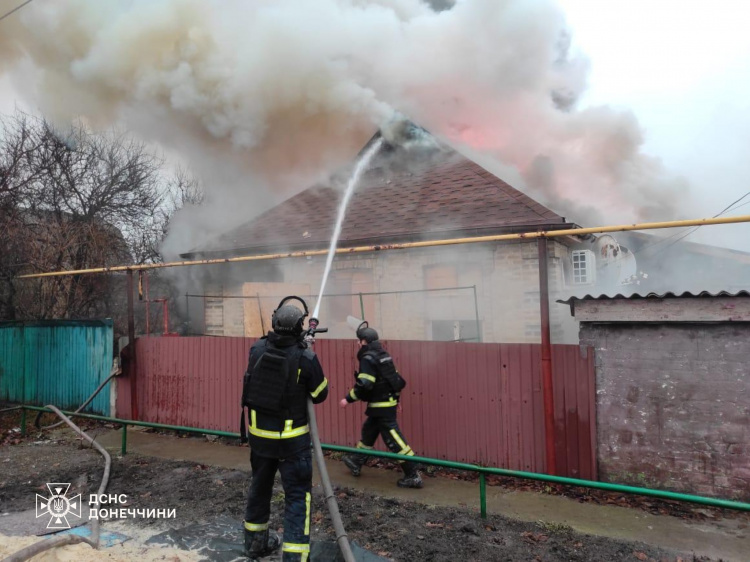 У Покровську загорівся житловий будинок внаслідок обстрілу