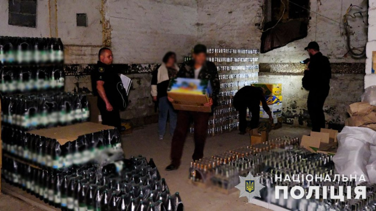 У Кураховому поліцейські припинили нелегальний алкобізнес