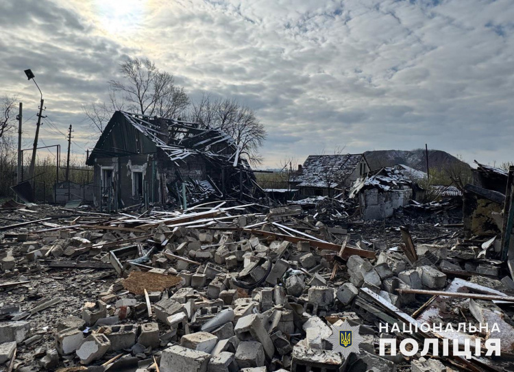 П’ятеро поранених, з них одна дитина: про наслідки обстрілів Донеччини 8 квітня повідомили в поліції