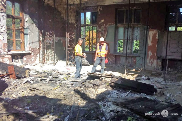 В сгоревшем кинотеатре «Мир» в Покровске ведутся подготовительные работы 