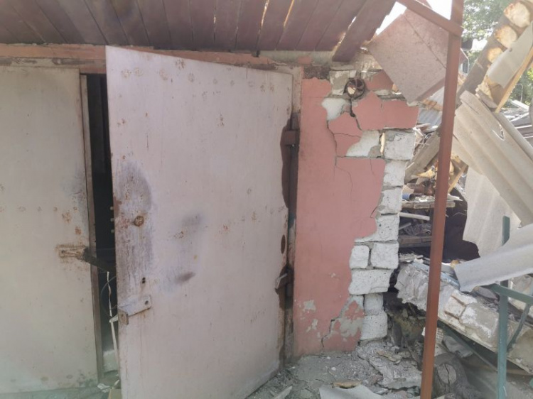 В Белозерском взрывом разрушены два гаража
