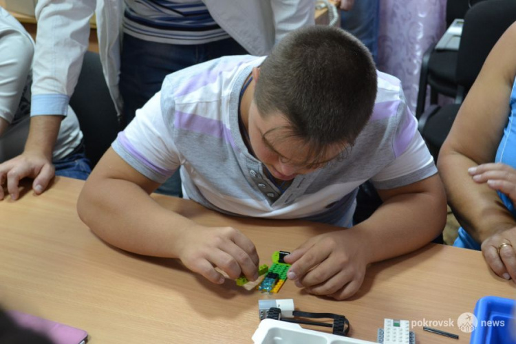 Студенты ДонНТУ провели для воспитанников центра «Милосердие» урок программирования и робототехники