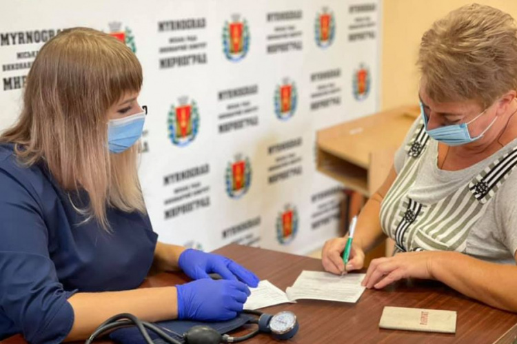 В Мирнограде городской голова и сотрудники мэрии вакцинировались от COVID-19