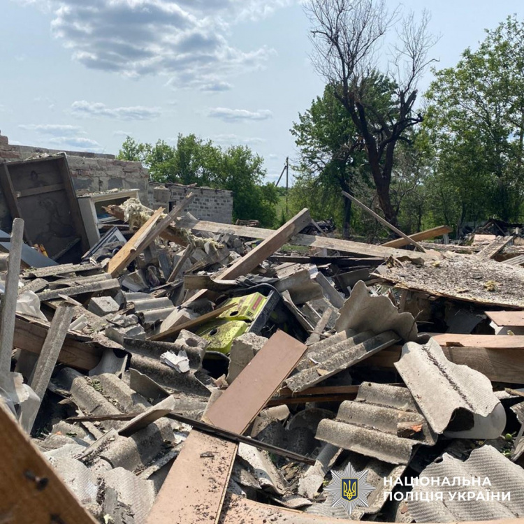 Скинуті на Мирноград авіабомби та спрямовані на цивільних 35 БпЛА: у поліції повідомили про обстріли Донеччини 5 червня
