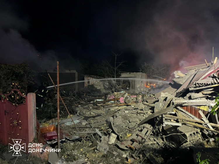 У Родинському та Добропільській ТГ рятувальники ліквідували пожежі, які виникли внаслідок обстрілів