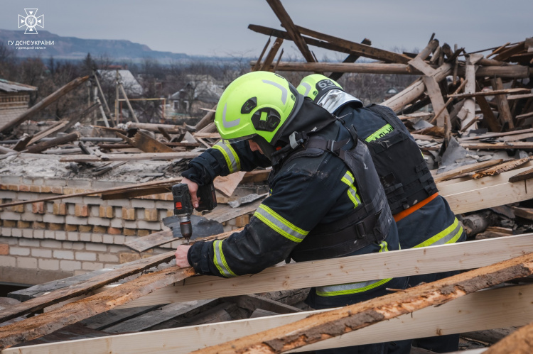 У Селидовому рятувальники допомагають відновити пошкоджені внаслідок обстрілів будівлі
