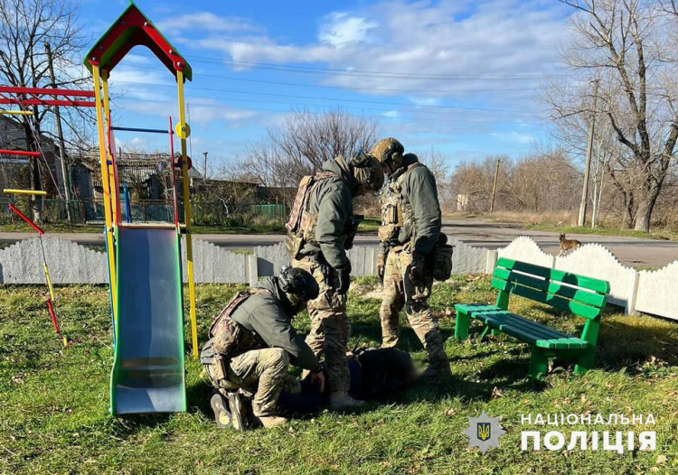 На Донеччині перекрили канал збуту наркотиків: в підозрюваного вилучили канабіс і боєприпаси