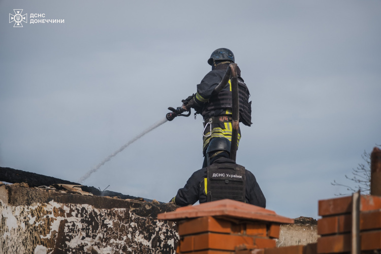 Майже 5 годин рятувальники приборкували пожежу, яка виникла в Покровську внаслідок обстрілу