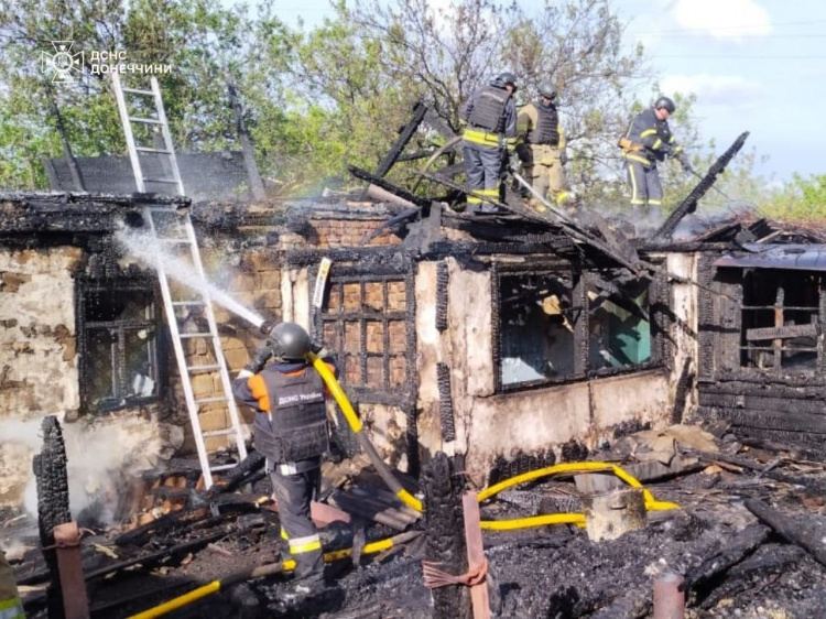 У Покровському районі рятувальники ліквідували кілька пожеж, які виникли внаслідок обстрілу