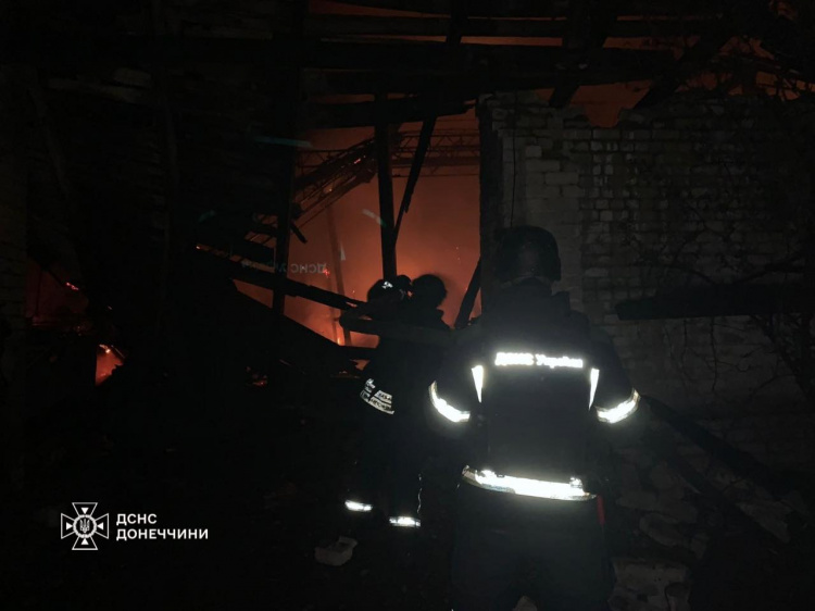 В Удачному рятувальники ліквідували пожежу, яка виникла внаслідок обстрілу