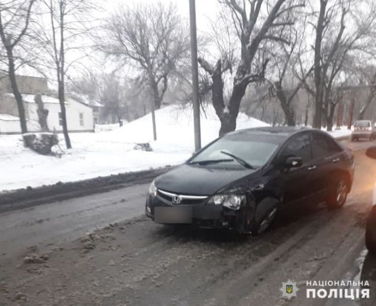 Жертвы гололеда: в Покровске столкнулись два автомобиля